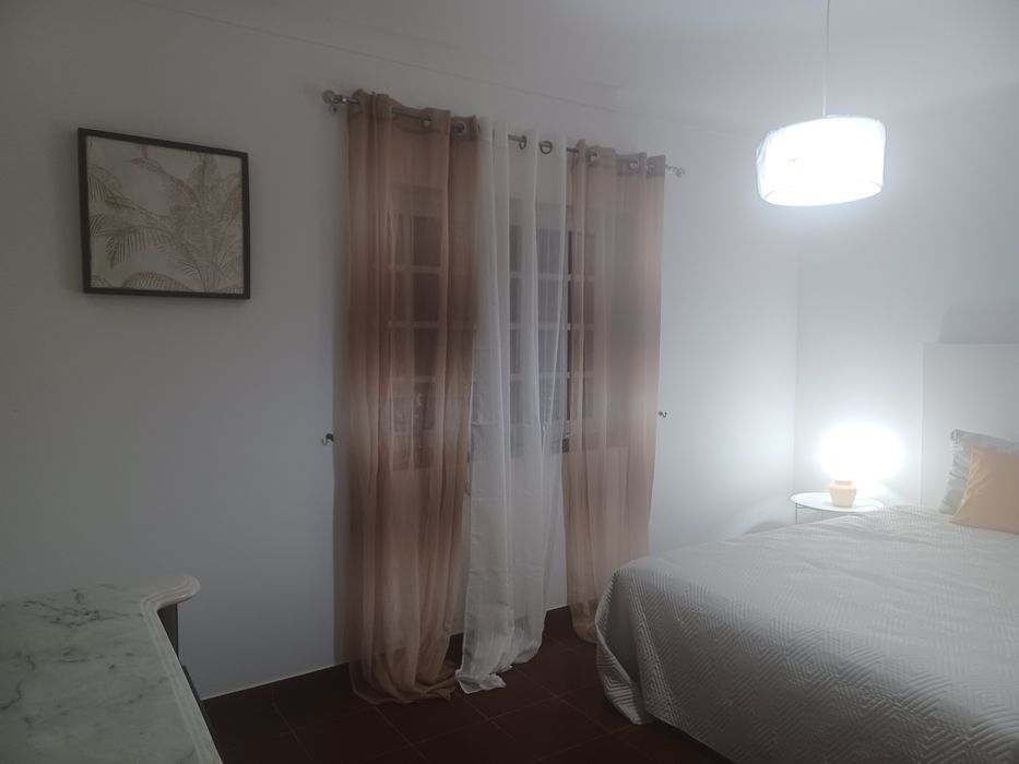 Quarto em vivenda tranquila rodeada de sol.