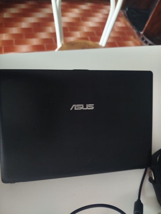 Vendo este computador pequeno a trabalhar junto vai a mala