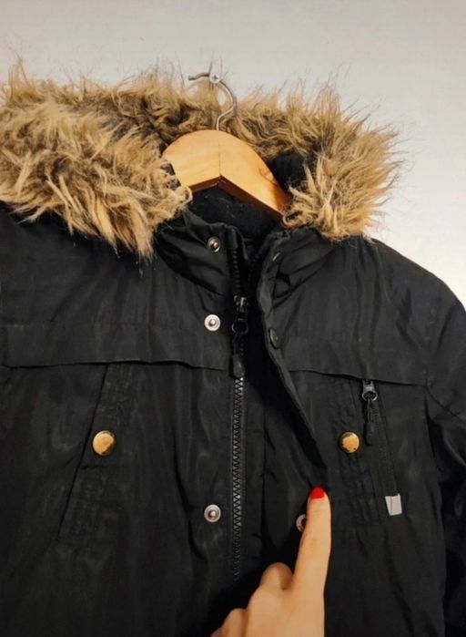 Czarna kurtka chłopięca 116/122 parka niska cena z kapturem