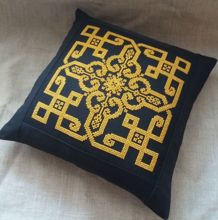 Декоративні наволочки.Ручна вишивка болгарським хрестом.