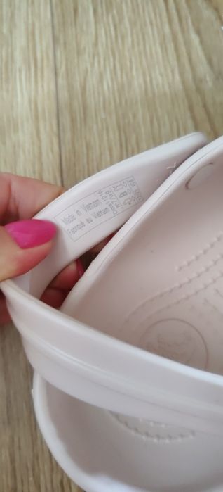 Nowe klapki CROCS pudrowy róż z napisem rozm.39, wkładka 25cm