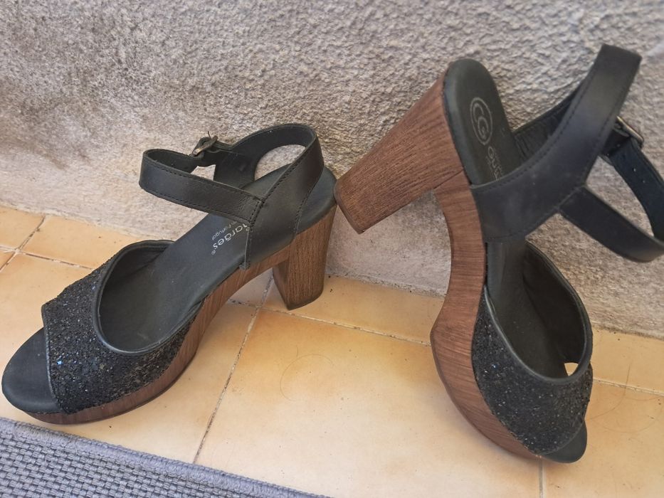 Sandalias em pele e madeira