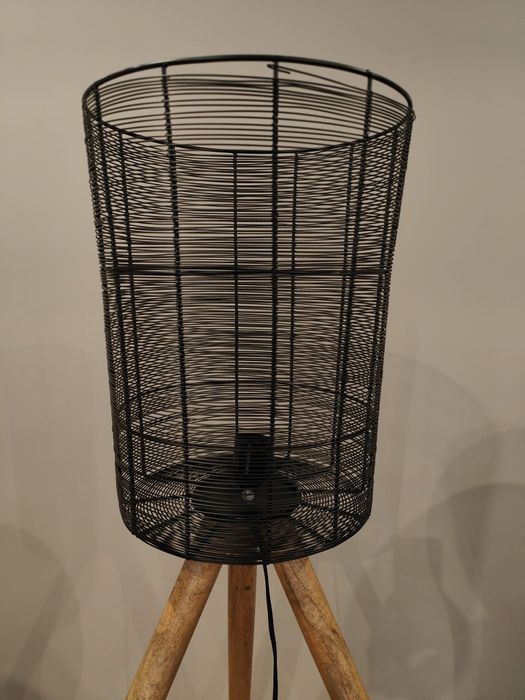 Candeeiro de pé alto estilo industrial