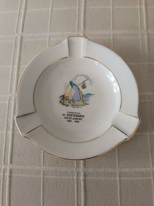 Cinzeiro comemorativo