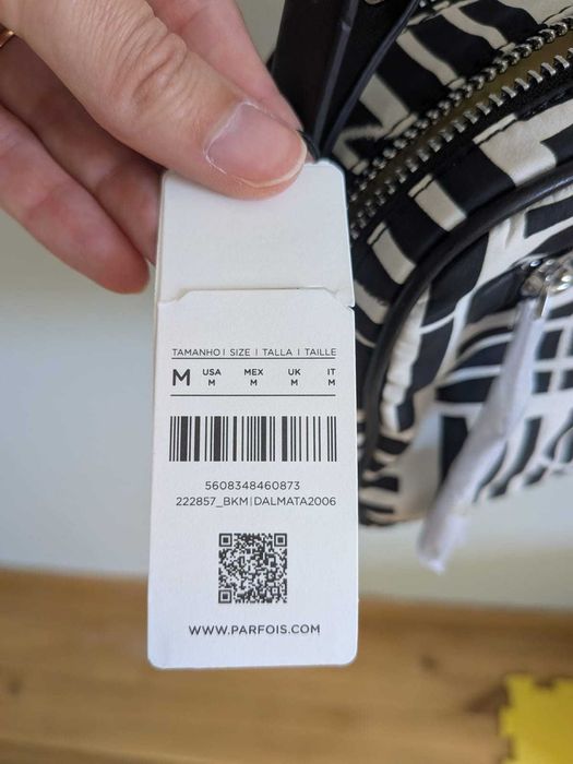 Bolsa de tiracolo preta e branca