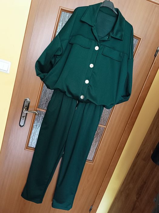 Komplet ciemna zieleń że złotymi guzikami