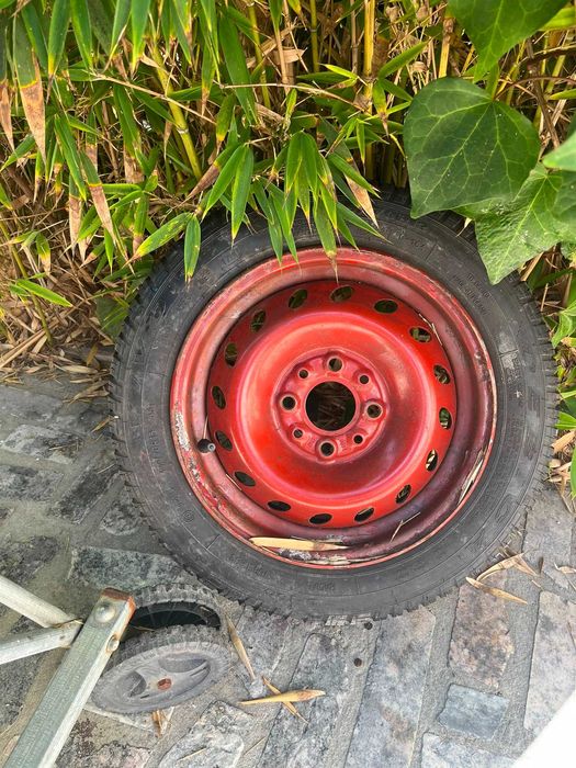 Roda suplente completa 135/70 R15 68T com jante de aço