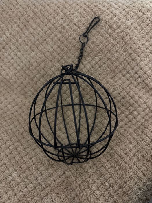 Paśnik dla gryzoni w kształcie metalowej kuli