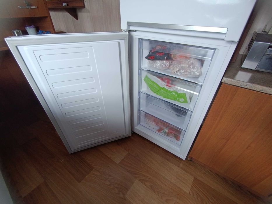 Продам холодильник з морозильною камерою Beko RCHA386K30W