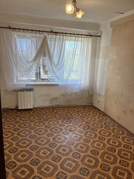 Продаж кімнати 10 м. біля  метро «Чернігівська» без комісіі»
