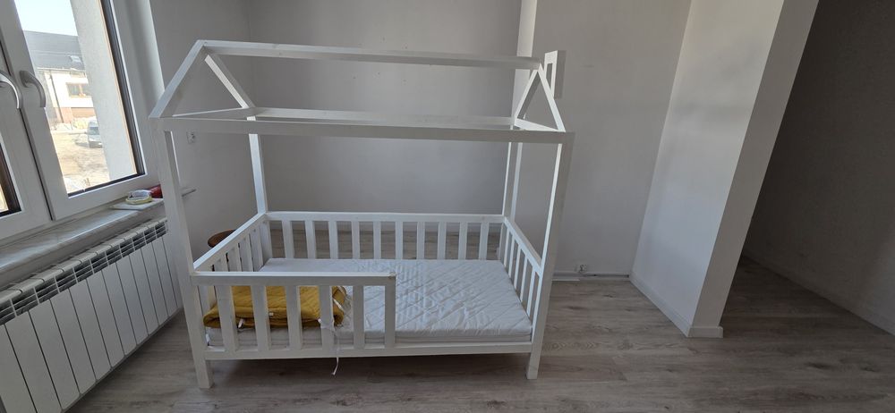 Łóżeczko dziecięce domek