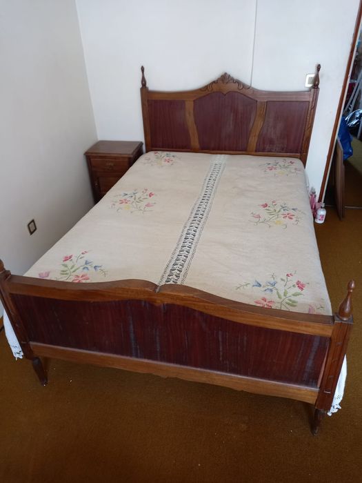 Cama e mesa de cabeceira