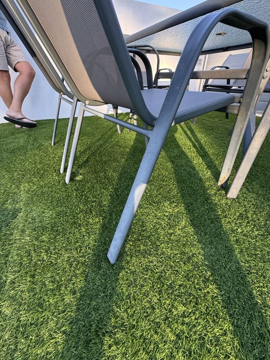 Mesa de vidro com cadeiras
