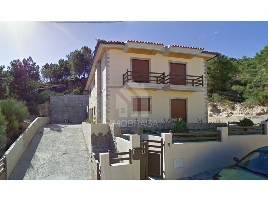 Moradia individual T4 situada em Alijó, no distrito de Vila Real