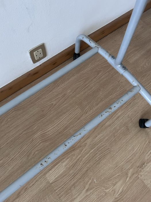 Charriot / Cabideiro IKEA Vintage com Rodas – Antigo e Robusto