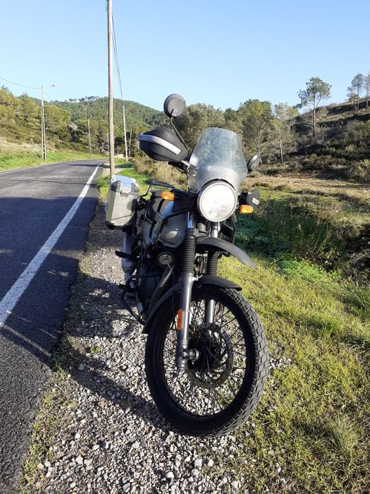 Vendo Himalayan de 2020 em bom estado e com caixas