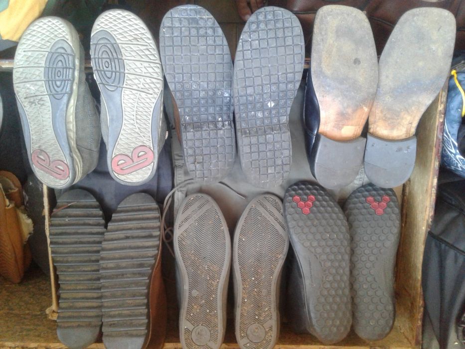 Sapatos pretos botas e sapatos camurça 10e cada