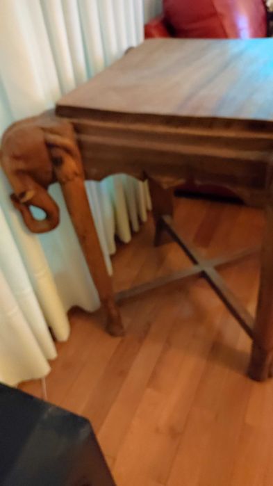 Mesa em Madeira maciça em formato de Elefante