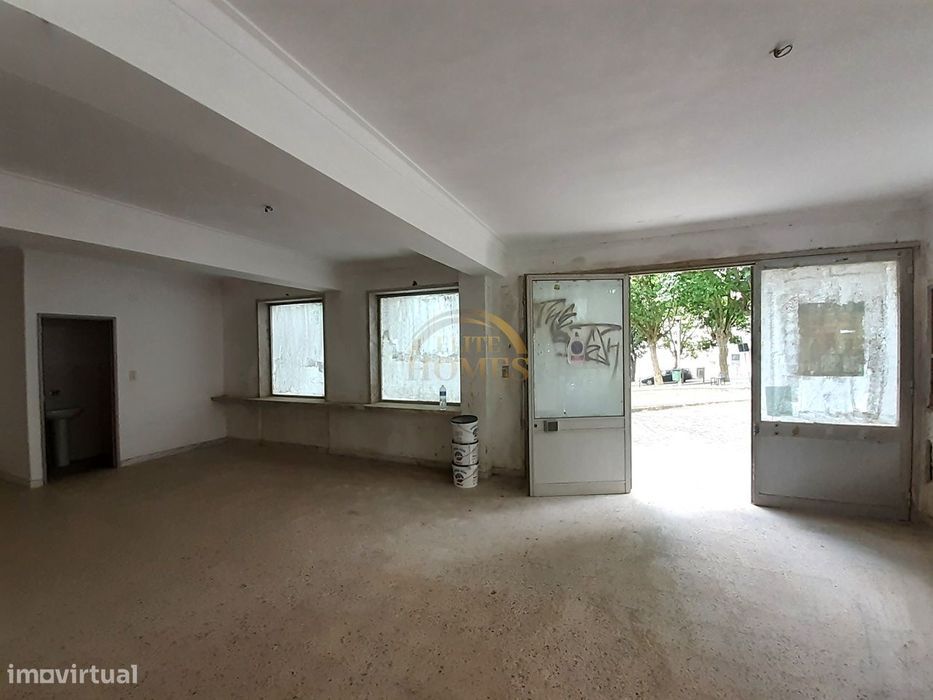 Loja Ampla  Localizada na Agualva - Cacém com 210 m2  Para Armazém,Ser — Agualva E Mira-Sintra, Lisboa