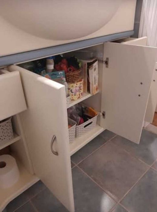 Móvel de casa de banho com lavatório, torneira e bancada em mármore