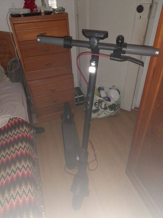 É uma Navee 40i,com carregador,dá 25km/h,tem 2 meses de uso,foi comprada no Jumbo por 269€.