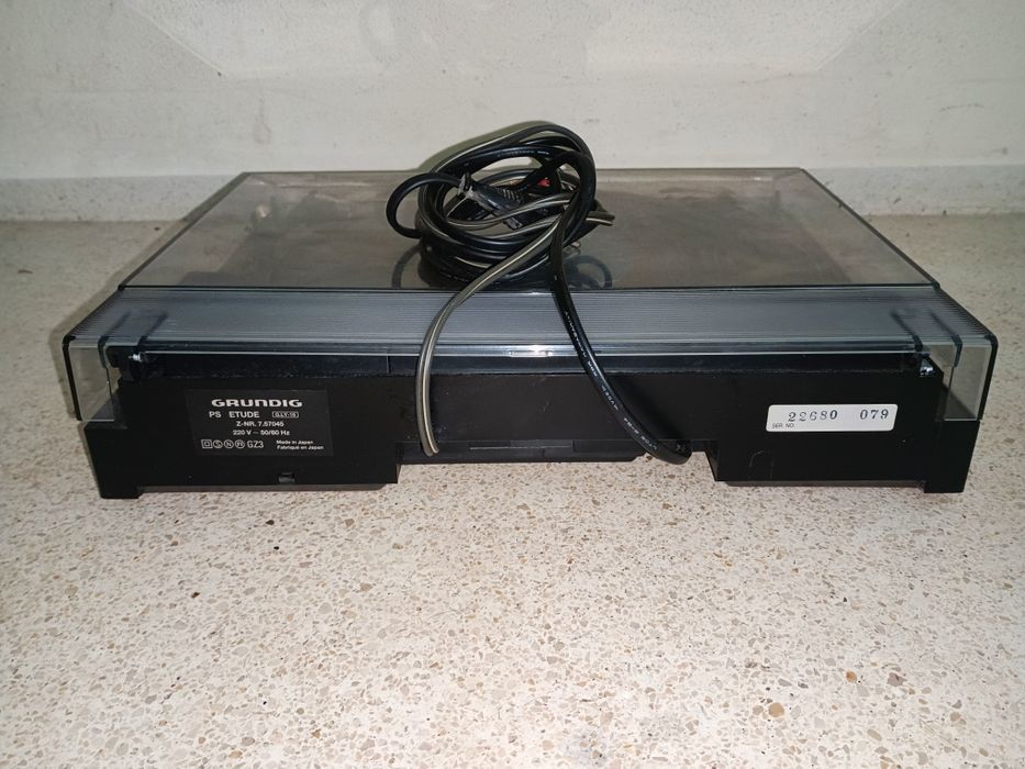 Gira discos / toca discos marca GRUNDIG a funcionar perfeitamente e ex