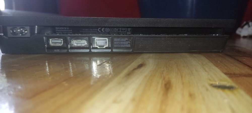 PS4 Slim + Comando Edição Especial + 9 Jogos (Troco por Portátil Gaming potente)
