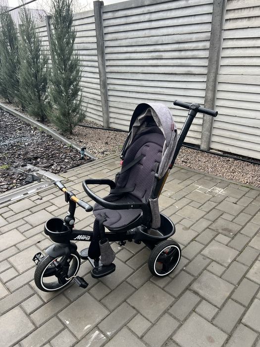 Коляска, велосипед чорного кольору