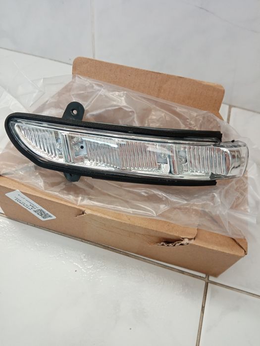 Intermitente de retrospetor da porta direita Mercedes