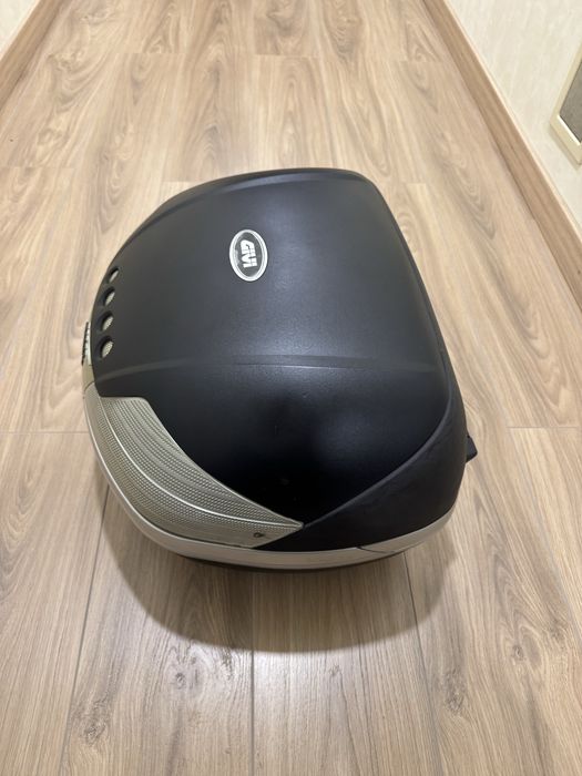 Продам центральний кофр Givi V46