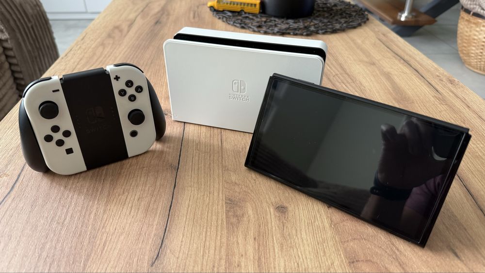Konsola Nintendo Switch OLED + etui + gra w super stanie!