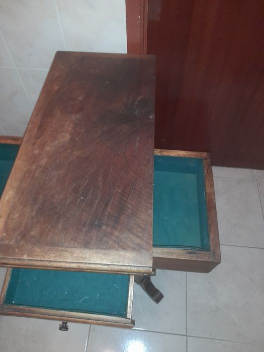 Mesa de jogo antiga em madeira