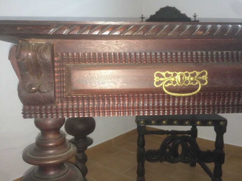 Secretária e duas cadeiras - torcidos e tremidos