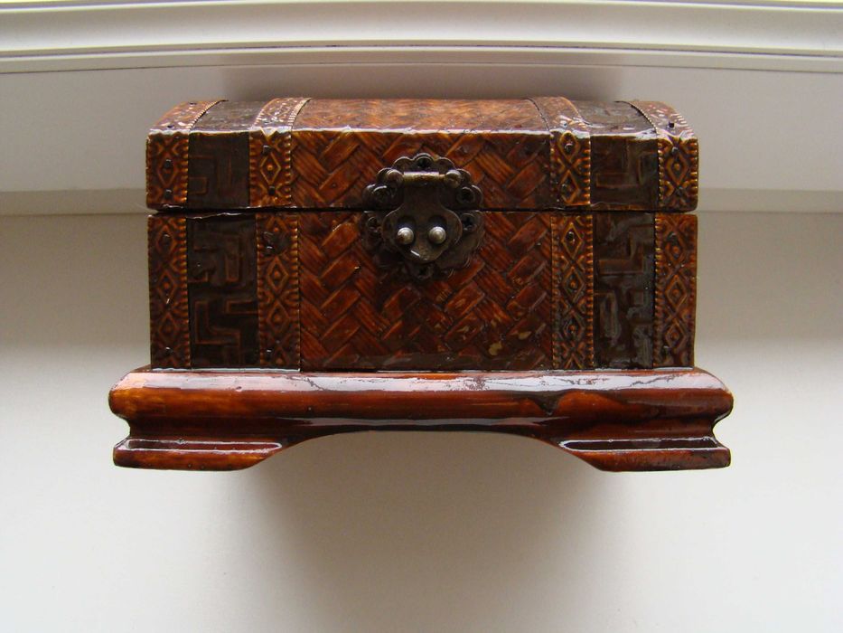 Деревянная шкатулка сундучок.
