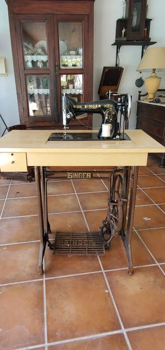 Maquina de costura Singer, com 40 anos.
