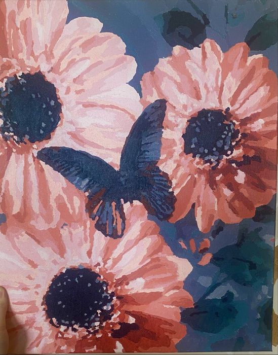 Готовая картина по номерам «Бабочка на розовом»