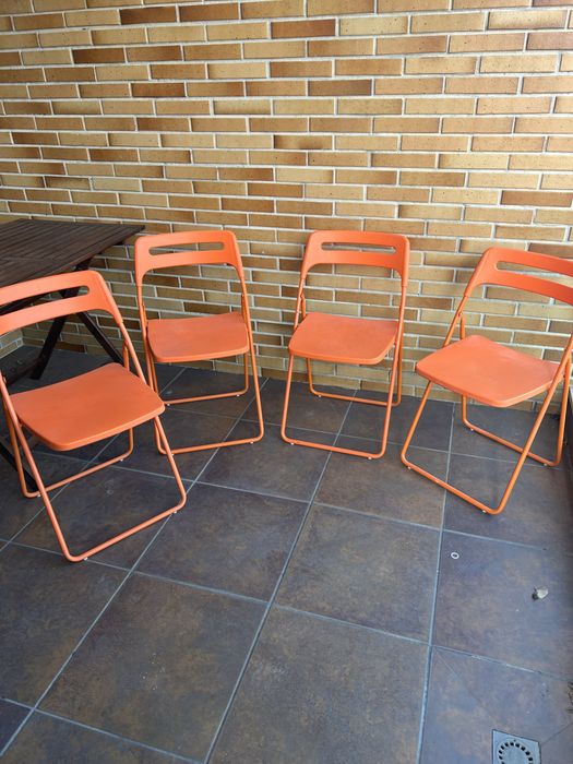 Mesa e 4 cadeiras dobraveis