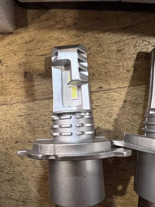 Par de Lâmpadas LED H4 para Carro/Mota - Novas (Super Brilhantes)