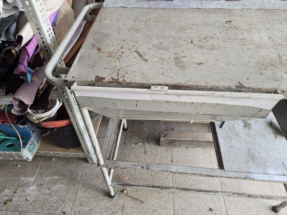 Mesa de corte com gaveta