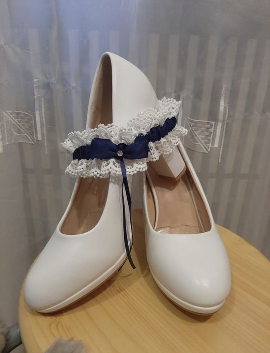 Туфли белые на каблуке