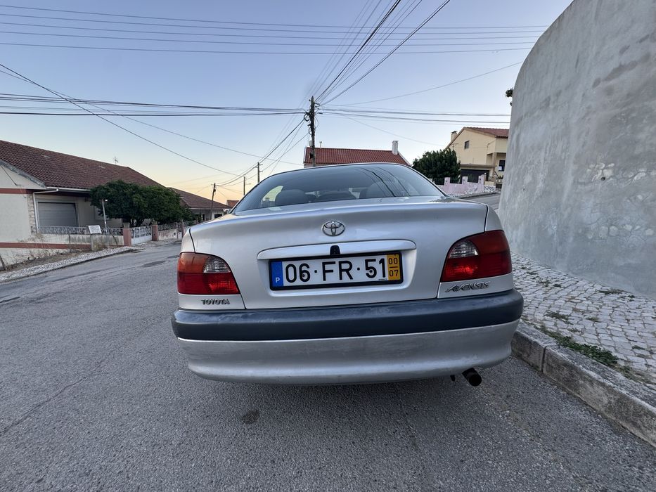 Toyota Avensis 2.0 D4-D de 2000, em bom estado de circulação