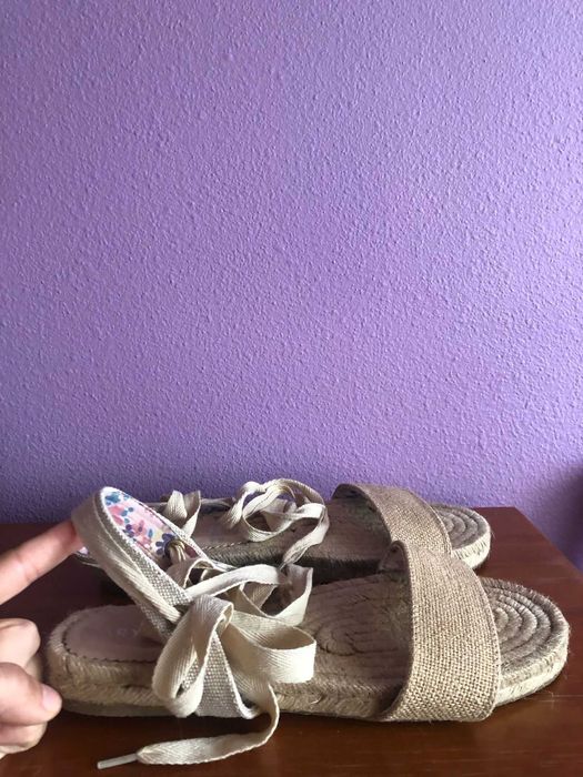 Sandálias rasas bege