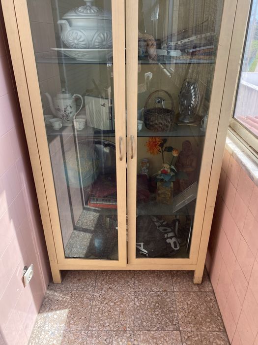 Movel de madeira com vitrine