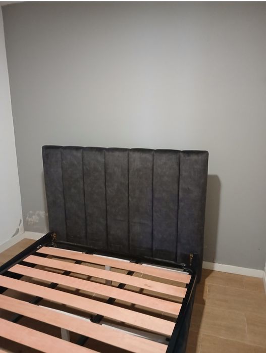 Quarto com cama de casal fabricada em portugal