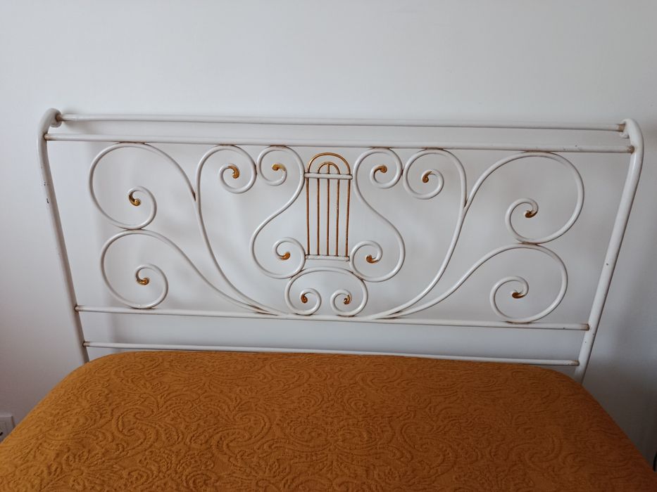 Cama de ferro antiga