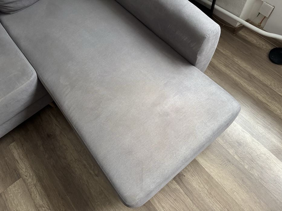 Szara kanapa w stylu L z poduszkami