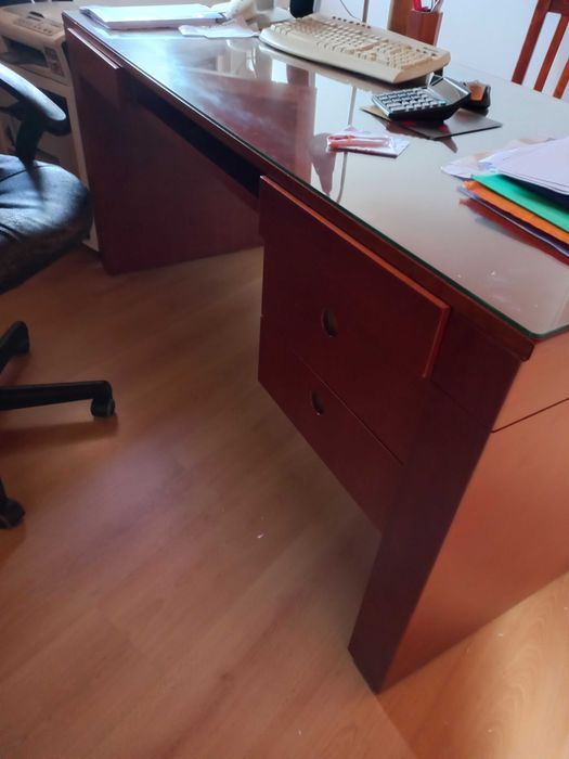 Secretaria executiva com cadeira
