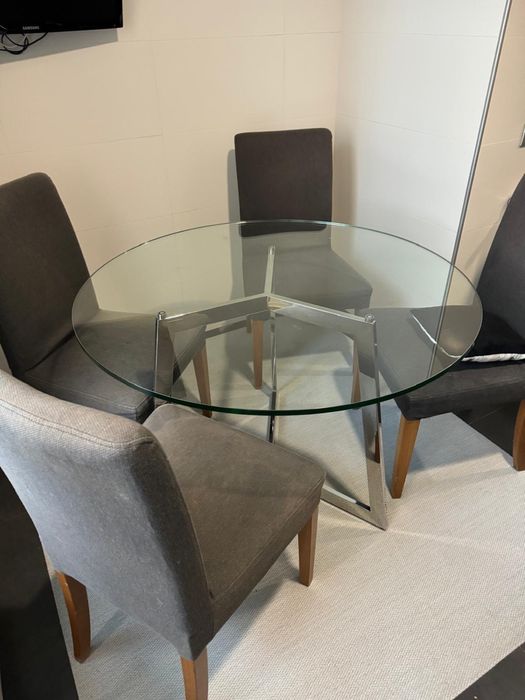 Mesa redonda com tampo em vidro