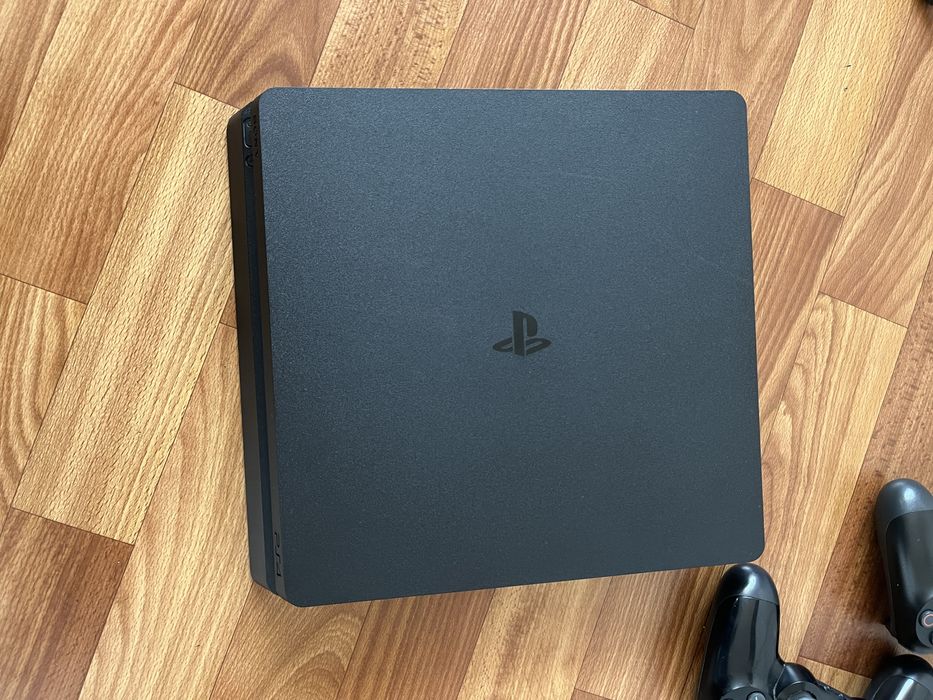 PlayStation 4 Slim 1 Tb + 2 джостика