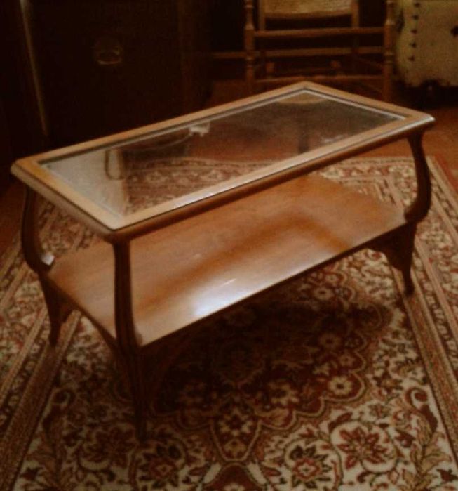 Mesinha em madeira de nogueira com tampo de vidro